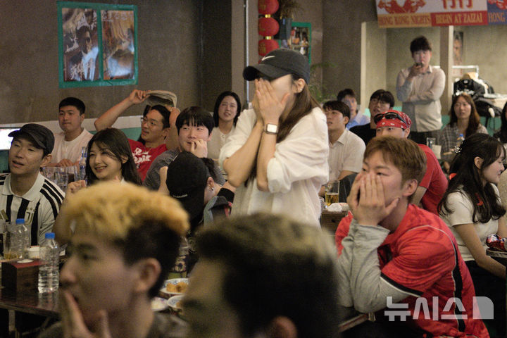 [광주=뉴시스] 이영주 기자 = 2026 FIFA 북중미 월드컵 A조 3차전 대한민국 대 남아프리카공화국전이 열린 25일 오전 광주 동구 한 주점에서 시민들이 경기를 관람하며 응원을 펼치고 있다. 2026.06.25. leeyj2578@newsis.com