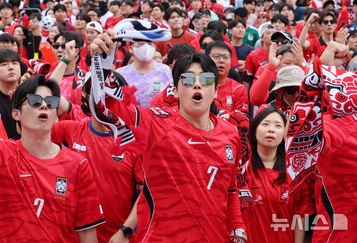 [서울=뉴시스] 이영환 기자 = 2026 북중미 월드컵 조별리그 A조 3차전 대한민국과 남아프리카공화국 경기가 열린 25일 서울 종로구 광화문광장에서 시민들이 응원을 하고 있다. 2026.06.25. 20hwan@newsis.com