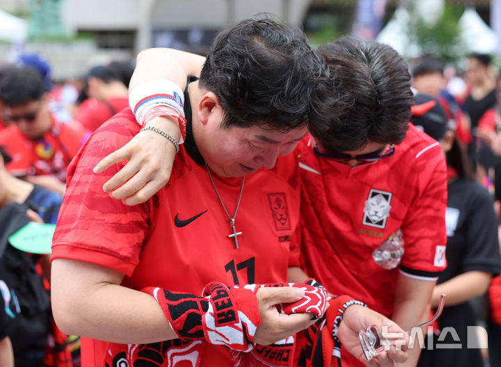 [서울=뉴시스] 이영환 기자 = 2026 북중미 월드컵 조별리그 A조 3차전 대한민국과 남아프리카공화국 경기가 열린 25일 서울 종로구 광화문광장에서 한 시민이 대한민국의 패배에 눈물을 훔치고 있다. 2026.06.25. 20hwan@newsis.com