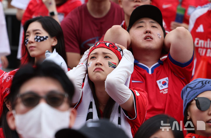 [서울=뉴시스] 이영환 기자 = 2026 북중미 월드컵 조별리그 A조 3차전 대한민국과 남아프리카공화국 경기가 열린 25일 서울 종로구 광화문광장에서 시민들이 대한민국의 패배에 아쉬워 하고 있다. 2026.06.25. 20hwan@newsis.com