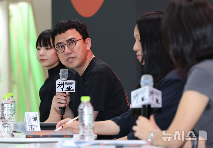 [서울=뉴시스] 김금보 기자 = 배순탁 음악평론가 겸 작가가 25일 서울 강남구 코엑스에서 열린 2026 국제도서전에서 올해 도서전 주제인 '인간선언 호모 두두리'와 관련된 리미티드 에디션 책 '인간선언' 출간 북토크를 하고 있다. 2026.06.25. kgb@newsis.com