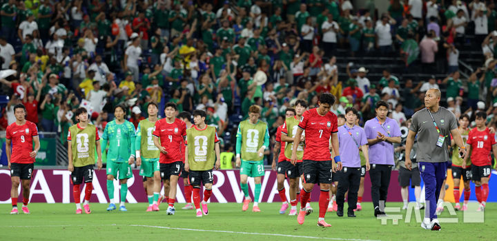 [과달루페(멕시코)=뉴시스] 김명년 기자 = 24일(현지 시간) 멕시코 누에보레온주 과달루페의 몬테레이 스타디움에서 열린 2026 북중미 월드컵 조별리그 A조 대한민국과 남아프리카공화국의 경기에서 0-1로 패배한 한국 손흥민이 고개를 떨구고 있다. 2026.06.25. kmn@newsis.com