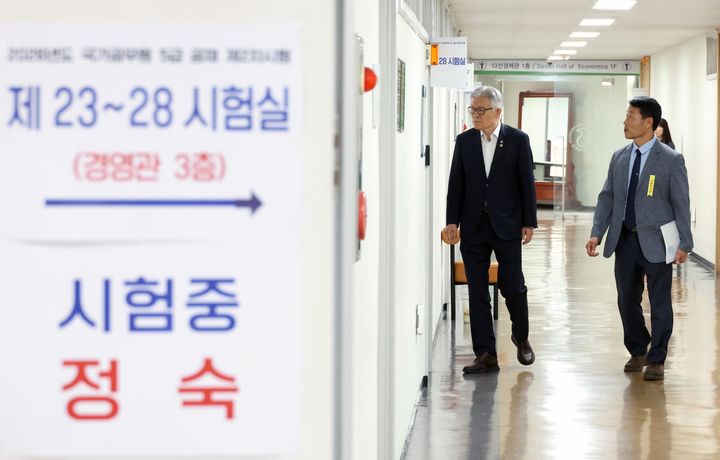 [서울=뉴시스] 최동석 인사혁신처장이 25일 국가공무원 5급 공개경쟁채용 및 외교관후보자 선발 제2차 시험장인 서울 종로구 성균관대학교를 방문해 시험 상황을 점검하고 있다. (사진=인사혁신처 제공) 2026.06.25. photo@newsis.com *재판매 및 DB 금지