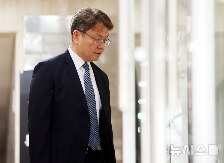 [과천=뉴시스] 박영태 기자 = 이시원 전 대통령실 공직기강비서관이 25일 오후 경기도 과천시 권창영 2차 종합특검 사무실로 조사를 받기 위해 출석하고 있다. 2026.06.25. since1999@newsis.com