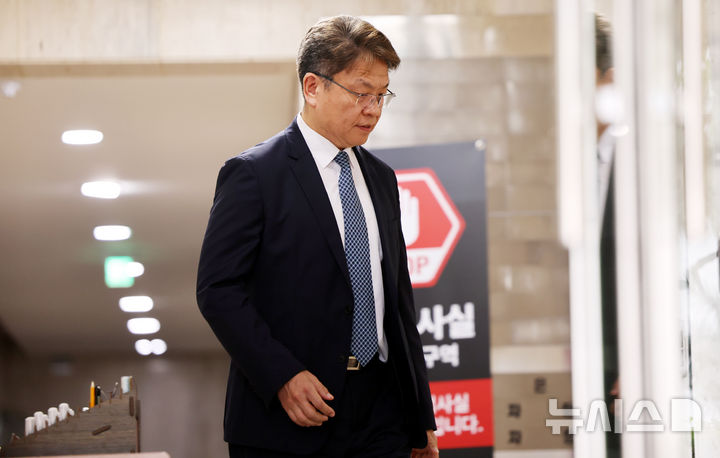 [과천=뉴시스] 박영태 기자 = 2차 종합특검(특별검사 권창영)이 10일 순직 해병 수사 외압 의혹과 관련해 공무상 비밀 누설 혐의로 이시원 전 대통령실 비서관에 대한 구속영장을 청구했다. 2026.07.10. since1999@newsis.com