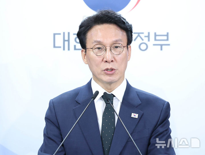 [서울=뉴시스] 조수정 기자 = 김민석 국무총리가 25일 오후 서울 종로구 정부서울청사에서 검찰 개혁 관련 현안 발표를 하고 있다. 2026.06.25. chocrystal@newsis.com