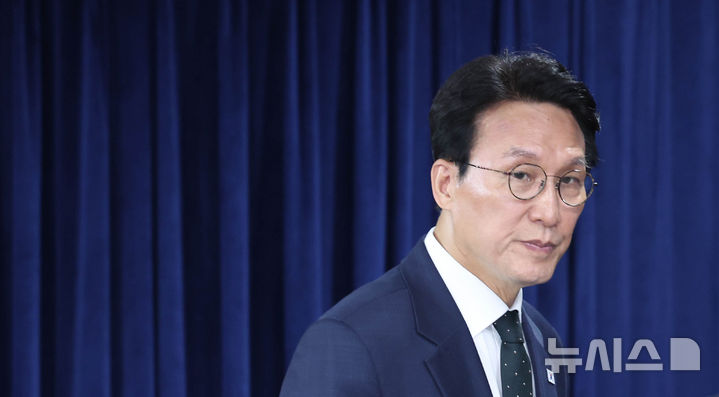 [서울=뉴시스] 조수정 기자 = 김민석 국무총리가 25일 오후 서울 종로구 정부서울청사에서 검찰 개혁 관련 현안 발표를 하기 위해 입장하고 있다. 2026.06.25. chocrystal@newsis.com