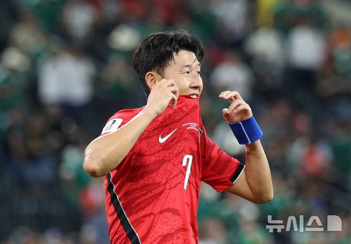 [과달루페(멕시코)=뉴시스] 김명년 기자 = 24일(현지 시간) 멕시코 누에보레온주 과달루페의 몬테레이 스타디움에서 열린 2026 북중미 월드컵 조별리그 A조 대한민국과 남아프리카공화국의 경기에서 0-1로 패배한 한국 손흥민이 아쉬워하고 있다. 2026.06.25. kmn@newsis.com