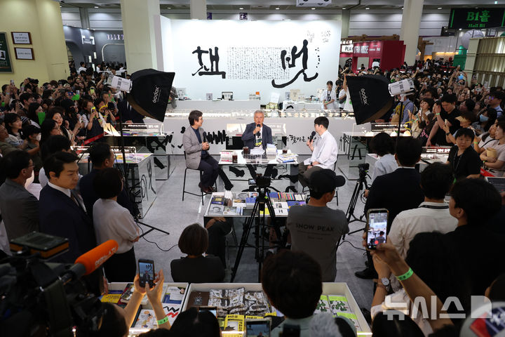 [서울=뉴시스] 고승민 기자 = 문재인 전 대통령과 유시민 작가, 탁현민 국립목포대 교수가 25일 서울 코엑스에서 열린 2026 서울국제도서전 돌베개X평산책방 부스에서 북 토크를 하고 있다. 2026.06.25. kkssmm99@newsis.com