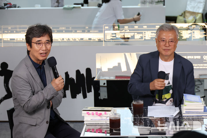 [서울=뉴시스] 고승민 기자 = 문재인 전 대통령과 유시민 작가가 25일 서울 코엑스에서 열린 2026 서울국제도서전 돌베개X평산책방 부스에서 북 토크를 하고 있다. 2026.06.25. kkssmm99@newsis.com