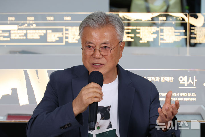 [서울=뉴시스] 고승민 기자 = 문재인 전 대통령과이 25일 서울 코엑스에서 열린 2026 서울국제도서전 돌베개X평산책방 부스에서 북 토크를 하고 있다. 2026.06.25. kkssmm99@newsis.com