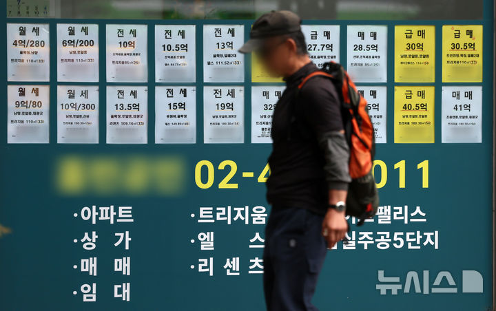 [서울=뉴시스] 조성우 기자 = 서울 아파트 매매가격과 전셋값이 나란히 상승세를 보인 25일 서울 송파구의 한 공인중개사무소에 아파트 매물 안내문이 붙어 있다. 2026.06.25. xconfind@newsis.com