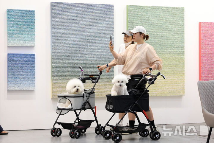 [수원=뉴시스] 박진희 기자 = 한국화랑협회와 수원컨벤션센터가 공동으로 주최하는 아트 페어 ‘화랑미술제 in 수원’이 25일 경기 수원시 수원컨벤션센터에서 개막식을 갖고 오는 28일까지 한국 미술의 현주소를 한자리에서 선보인다. 반려동물과 함께 관람할 수 있다.관람객의 편의를 위해 펫모차 대여 서비스, 반려견 라이브 드로잉 포토부스도 운영한다. 2026.06.25. pak7130@newsis.com