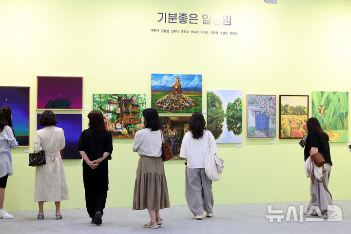 [수원=뉴시스] 박진희 기자 = 한국화랑협회와 수원컨벤션센터가 공동으로 주최하는 아트 페어 ‘화랑미술제 in 수원’이 25일 경기 수원시 수원컨벤션센터에서 개막식을 갖고 오는 28일까지 한국 미술의 현주소를 한자리에서 선보인다. 사진은 수원문화재단의 특별전 ‘수문장’ 전시장. 2026.06.25. pak7130@newsis.com