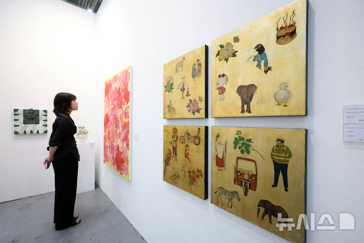 [수원=뉴시스] 박진희 기자 = 한국화랑협회와 수원컨벤션센터가 공동으로 주최하는 아트 페어 ‘화랑미술제 in 수원’이 25일 경기 수원시 수원컨벤션센터에서 개막식을 갖고 오는 28일까지 한국 미술의 현주소를 한자리에서 선보인다. 사진은 금산갤러리 홍수용 작가의 작품들. 2026.06.25. pak7130@newsis.com