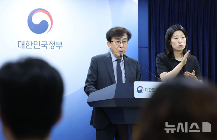 [서울=뉴시스] 조수정 기자 = 정기현 의료혁신위원회 위원장이 지난달 25일 오후 서울 종로구 정부서울청사에서 제7차 의료혁신위원회 논의 결과 및 향후 계획 발표를 하고 있다. 2026.06.25. chocrystal@newsis.com