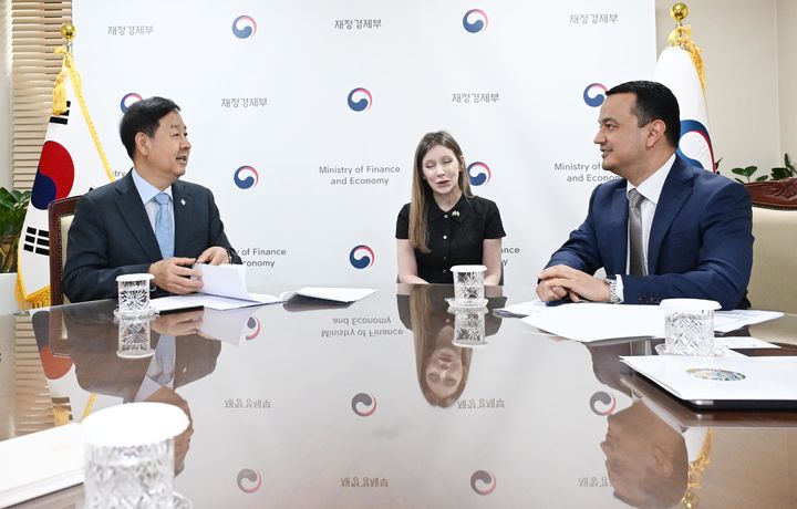 [서울=뉴시스] 구윤철 부총리 겸 재정경제부 장관이 24일 오후 서울 종로구 정부서울청사에서 라지즈 쿠드라토프 우즈벡 투자산업통상부 장관과 면담하고 있다. (사진=재정경제부 제공) 2026.06.25. photo@newsis.com *재판매 및 DB 금지