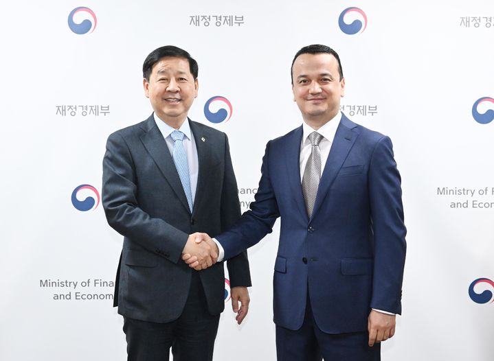 [서울=뉴시스] 구윤철 부총리 겸 재정경제부 장관이 24일 오후 서울 종로구 정부서울청사에서 라지즈 쿠드라토프 우즈벡 투자산업통상부 장관과 면담하기 앞서 악수하고 있다. (사진=재정경제부 제공) 2026.06.25. photo@newsis.com *재판매 및 DB 금지