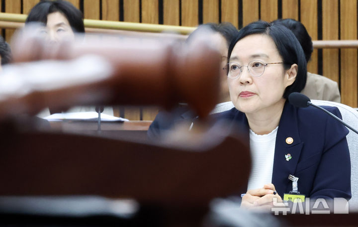 [서울=뉴시스] 최진석 기자 = 한성숙 국무총리 후보자가 25일 여의도 국회에서 열린 국무총리(한성숙) 임명동의안 심사를 위한 인사청문회에서 위원들의 발언들 듣고 있다. 2026.06.25. myjs@newsis.com