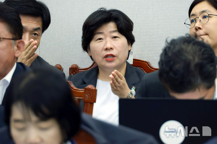 [서울=뉴시스] 최동준 기자 = 박지영 사법제도비서관이 25일 청와대에서 열린 수석보좌관회의에 참석해 있다. (청와대통신사진기자단) 2026.06.25. photocdj@newsis.com
