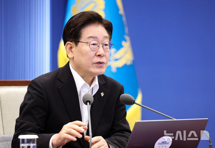 [서울=뉴시스] 최동준 기자 = 이재명 대통령이 25일 청와대에서 열린 수석보좌관회의에서 발언하고 있다. (청와대통신사진기자단) 2026.06.25. photocdj@newsis.com