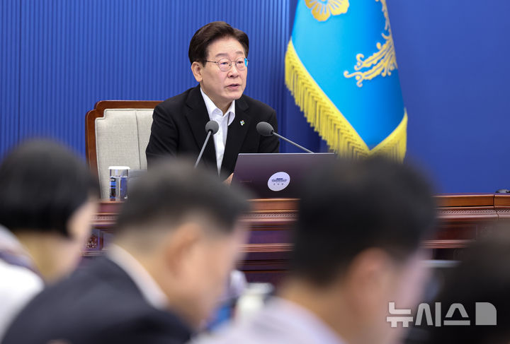 [서울=뉴시스] 최동준 기자 = 이재명 대통령이 25일 청와대에서 열린 수석보좌관회의에서 발언하고 있다. (청와대통신사진기자단) 2026.06.25. photocdj@newsis.com