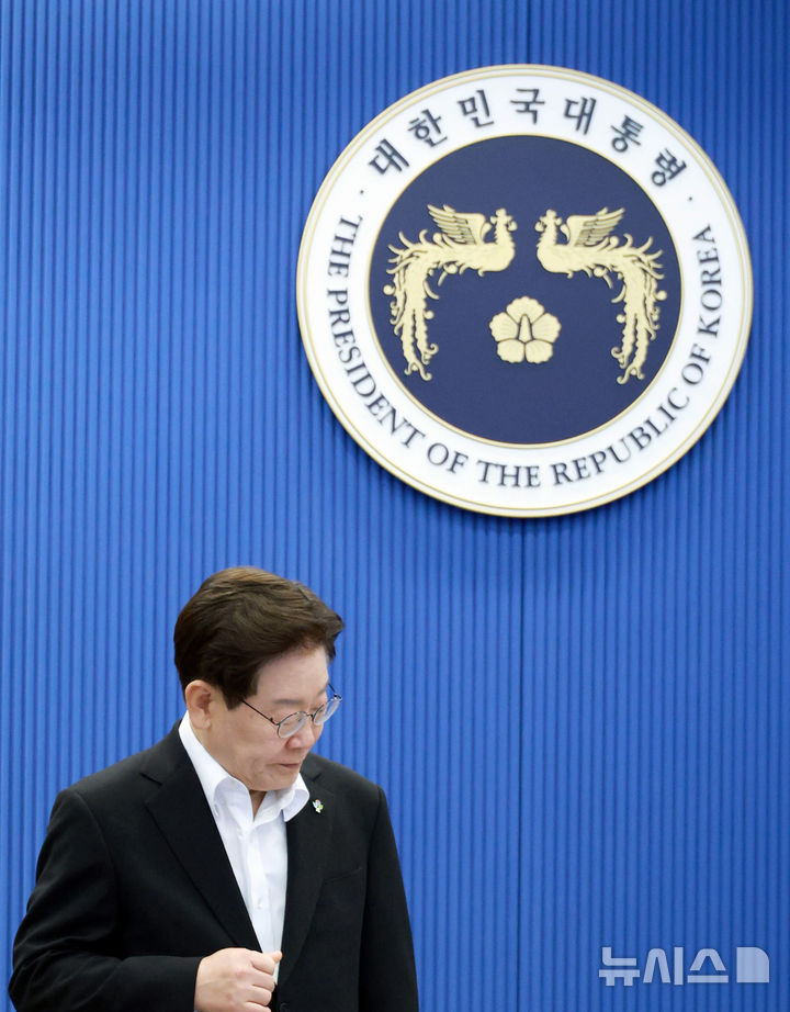 [서울=뉴시스] 최동준 기자 = 이재명 대통령이 25일 청와대에서 열린 수석보좌관회의에서 국민의례를 마친 뒤 자리로 향하고 있다. (청와대통신사진기자단) 2026.06.25. photocdj@newsis.com
