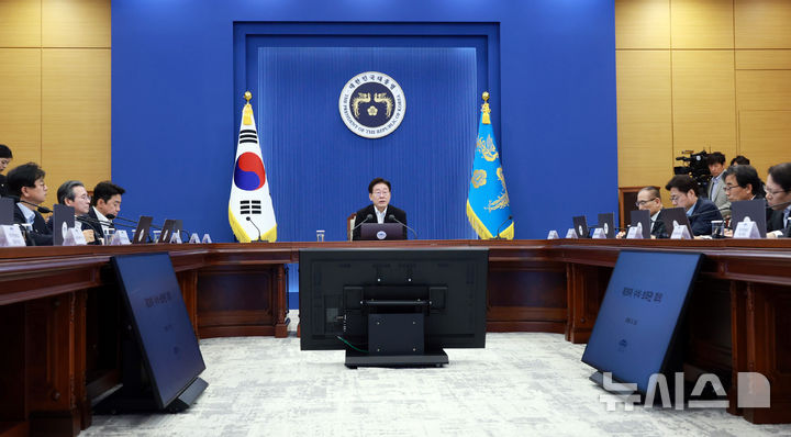 [서울=뉴시스] 최동준 기자 = 이재명 대통령이 25일 청와대에서 열린 수석보좌관회의에서 발언하고 있다. (청와대통신사진기자단) 2026.06.25. photocdj@newsis.com