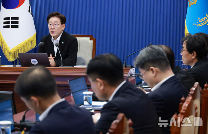 [서울=뉴시스] 최동준 기자 = 이재명 대통령이 25일 청와대에서 열린 수석보좌관회의에서 발언하고 있다. (청와대통신사진기자단) 2026.06.25. photocdj@newsis.com