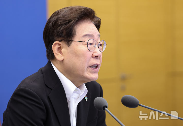 [서울=뉴시스] 최동준 기자 = 이재명 대통령이 25일 청와대에서 열린 수석보좌관회의에서 발언하고 있다. (청와대통신사진기자단) 2026.06.25. photocdj@newsis.com