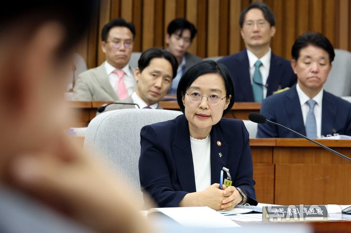 [서울=뉴시스] 조성봉 기자 = 한성숙 국무총리 후보자가 25일 서울 여의도 국회에서 열린 인사청문회에서 의원 질의에 답변하고 있다. 2026.06.25. suncho21@newsis.com