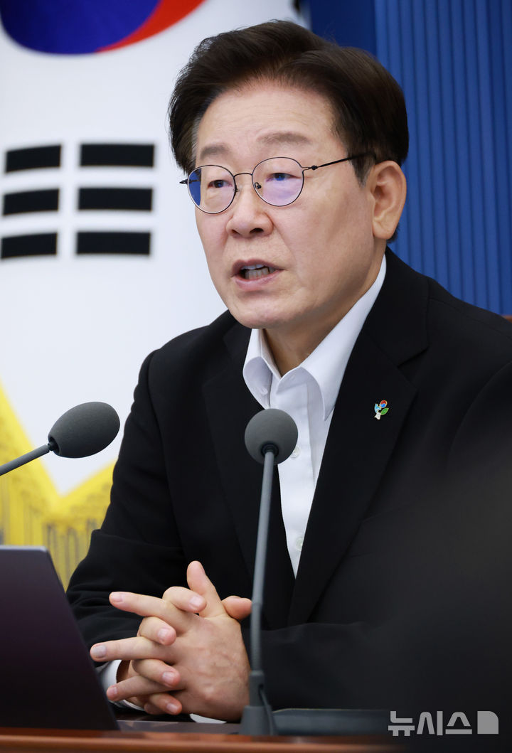 [서울=뉴시스] 최동준 기자 = 이재명 대통령이 25일 청와대에서 열린 수석보좌관회의에서 발언하고 있다. (청와대통신사진기자단) 2026.06.25. photocdj@newsis.com