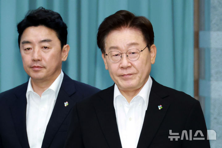 [서울=뉴시스] 최동준 기자 = 이재명 대통령이 25일 청와대에서 열린 수석보좌관회의에서 강훈식 비서실장과 함께 입장하고 있다. (청와대통신사진기자단) 2026.06.25. photocdj@newsis.com