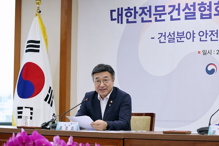 [서울=뉴시스] 윤호중 행정안전부 장관이 25일 오후 서울 동작구 전문건설회관에서 열린 대한전문건설협회 산업안전 간담회에서 발언하고 있다. (사진=행정안전부 제공) 2026.06.25. photo@newsis.com *재판매 및 DB 금지