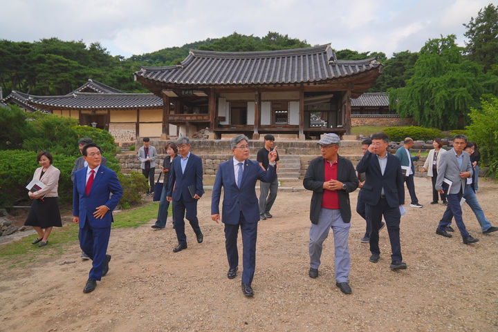 [서울=뉴시스] 김진아 기자 = 허민(가운데) 국가유산청장이 25일 오후 충남 논산에 위치한 국가민속유산 ‘논산 명재고택’을 방문해 윤완식(오른쪽) 한국고택문화재소유자협의회 회장을 비롯한 관계자들과 함께 경내를 살펴보고 있다. (사진=국가유산청 제공) 2026.06.25. photo@newsis.com *재판매 및 DB 금지