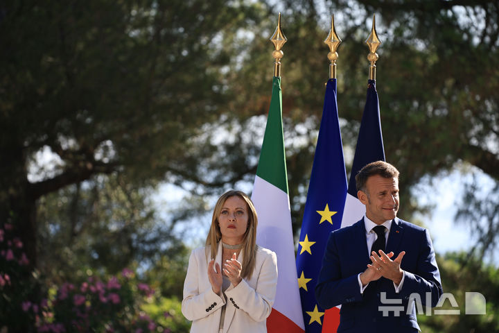[앙티브=AP/뉴시스] 에마뉘엘 마크롱 프랑스 대통령(오른쪽)과 조르자 멜로니 이탈리아 총리가 25일(현지 시간) 프랑스 남부 휴양지 앙티브에서 열린 양국 정상회담에서 협정 서명식에 참석하고 있다. 2026.06.26.