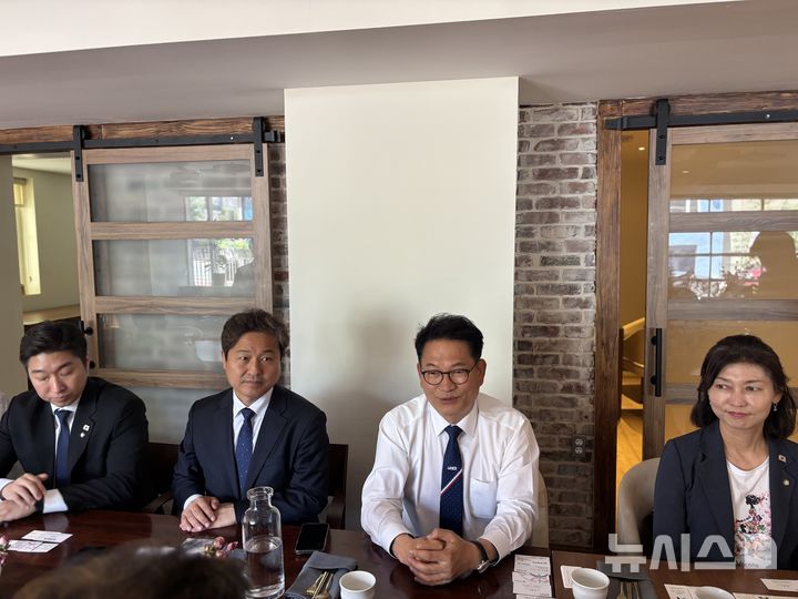 [워싱턴=뉴시스]이윤희 특파원 = 송영길·김영배·김용만 더불어민주당 의원과 강경숙 조국혁신당 의원이 25일(현지 시간) 미 워싱턴DC의 한 식당에서 특파원 간담회를 진행하고 있다. 2026.06.26.