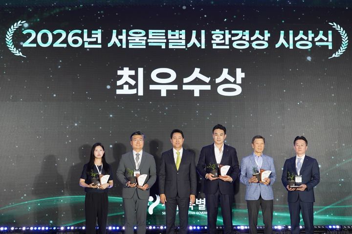 25일 서울 동대문디자인플라자(DDP) 아트홀에서 열린 '2026 서울특별시 환경상 시상식'에서 풀무원재단 윤민호 사무국장(사진 왼쪽 네 번째)이 서울특별시 오세훈 시장(사진 왼쪽 세 번째)을 비롯한 최우수상 수상 기관 대표자들과 기념사진을 찍고 있다. (사진=풀무원재단 제공) *재판매 및 DB 금지