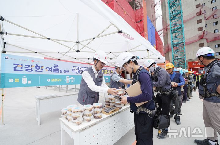 [서울=뉴시스] 오일근 롯데건설 대표(맨 왼쪽)가 지난 25일 경기도 오산시에 위치한 '롯데캐슬 위너스포레' 건설현장에서 혹서기 온열질환 예방 캠페인을 진행하고, 근로자들에게 팥빙수와 이온음료, 혹서기 용품 등을 나눠주고 있다. (사진=롯데건설 제공)