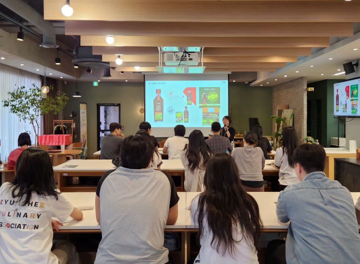 25일 서울 중구 샘표 본사에서 이홍란 샘표 우리맛연구팀장이 경희대학교 조리&푸드디자인학과 학생 등 예비 한식 전문가들을 대상으로 강의를 진행하고 있다. (사진=샘표 제공) *재판매 및 DB 금지