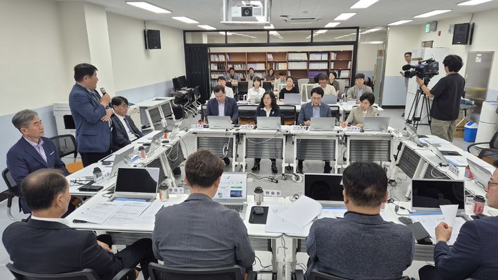 [청주=뉴시스] 이중용(왼쪽) 충북도교육청 2기 공감동행교육 출범준비위원회(출범준비위) 위원장이 회의를 주재하며 발언하고 있다. (사진=출범준비위 제공) 2026.06.26. photo@newsis.com&nbsp; *재판매 및 DB 금지