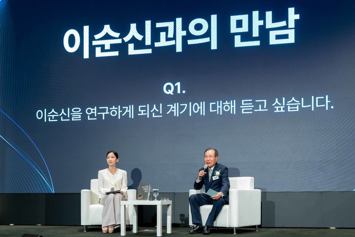 [서울=뉴시스] 윤동한 한국콜마 회장이 북토크를 진행하고 있는 모습. (사진=한국콜마 제공) *재판매 및 DB 금지