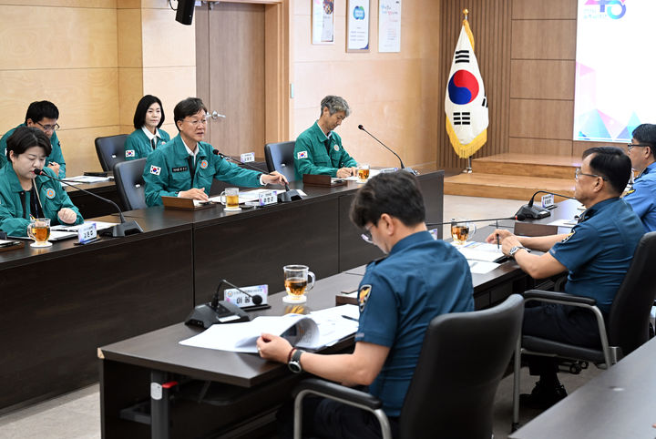 [안산=뉴시스] 경기 안산시가 시청 제1회의실에서 이민근 시장 주재로 17회 일사천리 민생안전회의를 진행하고 있다. (사진=안산시 제공) 2026.-06.26. photo@newsis.com *재판매 및 DB 금지