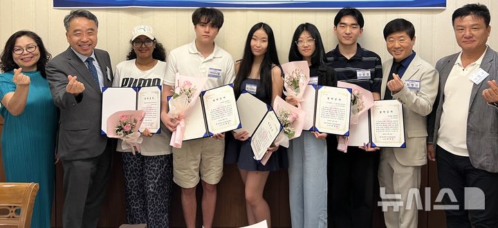 [전주=뉴시스]윤난슬 기자 = (재)전북대학교동창회장학재단은 참전국과 고려인 후손 유학생들을 초청해 장학금을 전달했다고 26일 밝혔다. (사진=전북대 제공) photo@newsis.com