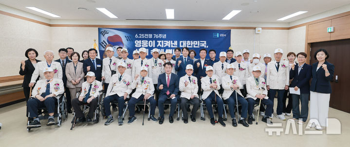 [군포=뉴시스] 6·25전쟁 76주년 기념행사 참석자들이 기념 촬영을 하고 있다. (사진=군포시 제공).2026.06.26. photo@newsis.com
