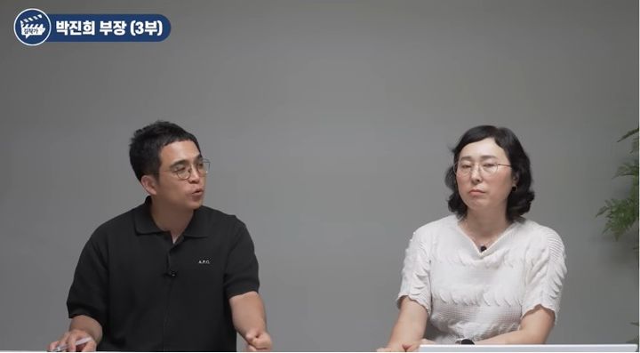 [서울=뉴시스] 유안타증권 골드센터 박진희 부장(오른쪽)이 지난 25일 유튜브 채널 '김작가TV'에 출연해 투자 전략을 설명하고 있다. (사진 출처=유튜브 채널 '김작가TV' 캡처)