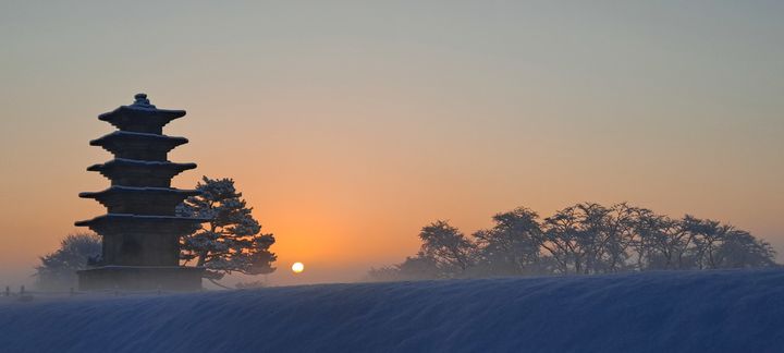 백제왕궁박물관 '느린 편지' 오층석탑의 일출(사진=익산시 제공) *재판매 및 DB 금지