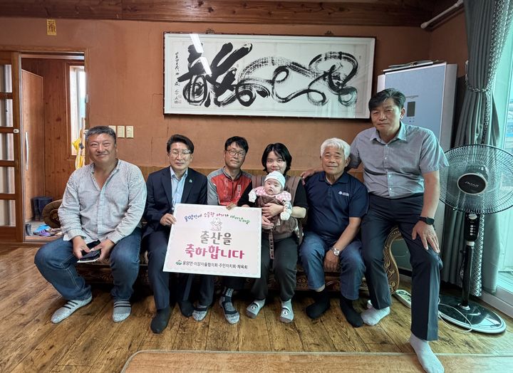 [거창=뉴시스] 거창군 웅양면，올해 첫 아기 탄생 축하 방문 (사진=거창군 제공) 2026. 06. 26. photo@newsis.com *재판매 및 DB 금지