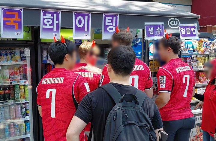 월드컵 응원에 나선 시민들이 편의점을 향하고 있다.(사진=CU 제공) *재판매 및 DB 금지 *재판매 및 DB 금지