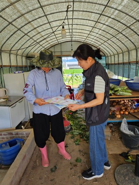 [양산=뉴시스] 농업인을 대상으로 온열질환 예방 현장지도를 하고 있다. (사진=양산시 제공) 2026.06.26. photo@newsis.com *재판매 및 DB 금지